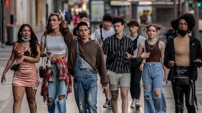 Un grupo de jóvenes caminando sin mascarilla por la Gran Vía de Madrid, este sábado.