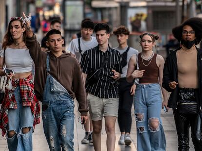 Un grupo de jóvenes caminando sin mascarilla por la Gran Vía de Madrid, este sábado.