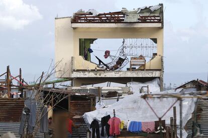 Un sobreviviente del tifón Haiyan descansa en una hamaca en una casa dañada en la ciudad de Tacloban en el centro de Filipinas. El súper tifón redujo casi todo a su paso a escombros cuando barrió a tierra en el centro de Filipinas el 8 de noviembre, matando al menos a 6.069 personas, dejando a 1.779 desaparecidos y 4.000.000 hogares o quedaron con casas dañadas.