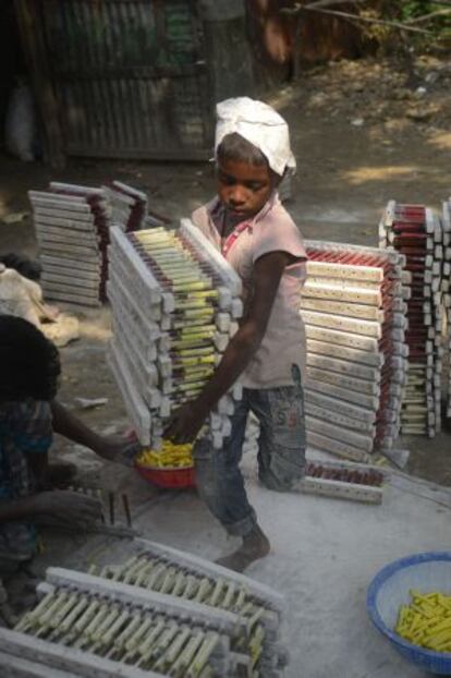 Un niño trabaja en una fábrica de globos en Bangladesh el pasado octubre.