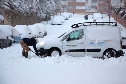 La nevada caída durante las últimas 24 horas ha causado numerosos problemas en la capital abulense, que ha amanecido con una capa de nieve de entre 30 y 40 centímetros, por lo que dieciséis personas en tránsito han tenido que ser refugiadas en las dependencias de la Policía Local.