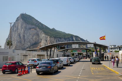 Varios coches esperan para cruzar la frontera entre España y el Peñón de Gibraltar, este jueves.
