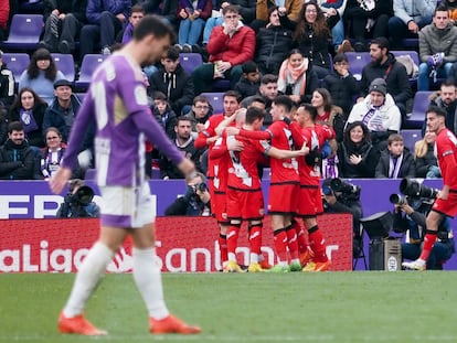 VALLADOLID, 14/01/2023.- Los jugadores del Rayo Vallecano celebran el gol de su equipo, durante el partido de LaLiga Santander entre el Real Valladolid y el Rayo Vallecano, este sábado en el Nuevo Estadio José Zorrilla, en Valladolid. EFE/ R. García
