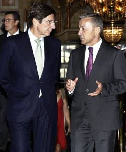 El presidente de Canarias, Paulino Rivero (d), conversa con el presidente de Bankia, José Ignacio Goirigolzarri (i).