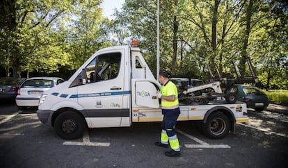 Vehículo del servicio de grúa que ahora gestiona directamente el Ayuntamiento de Santiago.