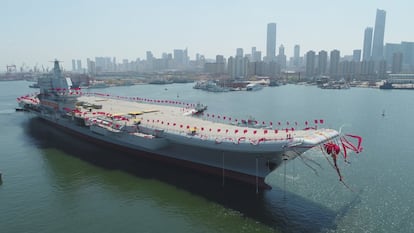 El portaaviones de nueva construcción es trasladado desde el muelle seco al agua en una ceremonia de lanzamiento en un astillero en Dalian, en el noreste de China.