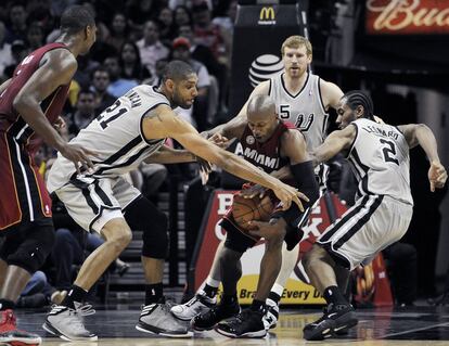 Allen, de los Heat, rodeado por Tuncan, Bonner y Leonard, de los Spurs.