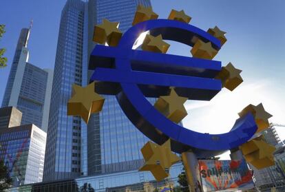 La escultura del euro, ante la torre del BCE.