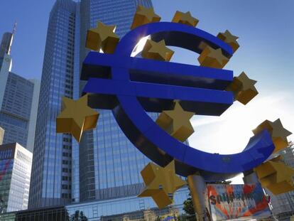 La escultura del euro, ante la torre del BCE.