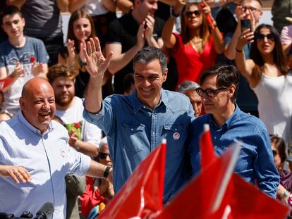 El secretario general del PSOE, Pedro Sánchez, junto al candidato del PSC a la Generalitat, Salvador Illa, en un acto electoral, este sábado en Montmeló (Barcelona).