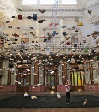 Instalación 'Flying books', de Christian Boltanski, en el Centro Nacional de la Música de Buenos Aires.