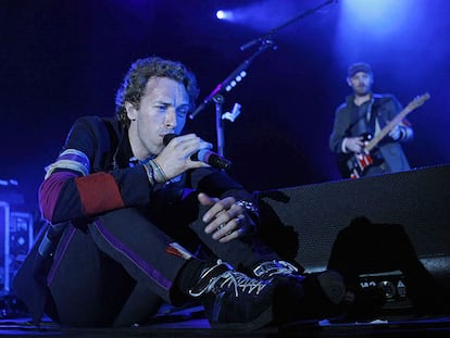 Chris Martin, vocalista de Coldplay, en un momento de su actuación ayer en Barcelona.