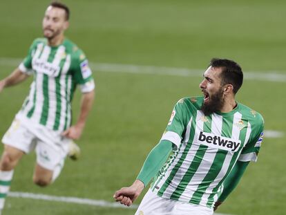 Borja Iglesias canta el gol que le hizo a Osasuna. Detrás, su compañero Canales.