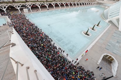  Miles de personas se han acercado este sábado hasta la Ciudad de las Artes y las Ciencias para presentarse como voluntarios para ayudar en las labores afectadas por la dana. Con más de 200 muertos a causa de la dan.