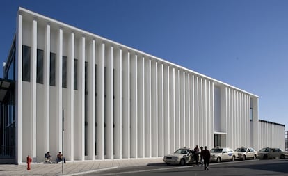 La nueva estación de Aveiro, a unos 80 kilómetros al sur de Oporto, cuenta con cuatro entradas, dos a cada lado de la vía del tren. “En cada una de estas entradas se ubica un espacio de recepción en el exterior”, explica la memoria del estudio portugués JLLA (João Lúcio Lopes Arquitectos), responsable del proyecto, que incluye varias intervenciones complementarias en torno al edificio central, como la construcción de un paso subterráneo. En la foto, la fachada oeste.