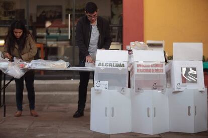 Ciudadanos instalan las casillas electorales preparándose para la jornada de este domingo 01de julio de 2018.