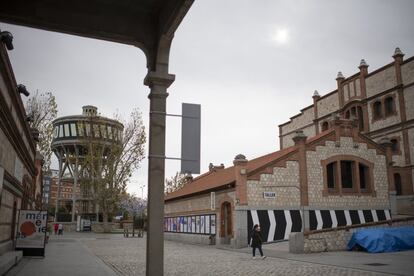 Vista de Matadero, con el antiguo depósito de agua al fondo, en una de las entradas al recinto.