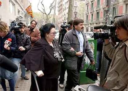 La soprano catalana Montserrat Caballé, a su llegada al domicilio de Terenci Moix, en la capital catalana, donde se han dado cita muchos amigos del escritor fallecido.