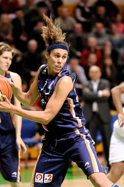 Con tres títulos de campeona en la WNBA y títulos a nivel europeo y español, así como con la selección, Amaya Valdemoro, ya retirada, está considerada la mejor jugadora de baloncesto de la historia de España. Como líder del conjunto nacional, Valdemoro ganó el oro europeo en 2013, además de una plata y tres bronces en idénticos campeonatos, así como un bronce en el Mundial de 2010. “El baloncesto me lo ha dado absolutamente todo. Me ha formado como persona, me ha dado amistades, cultura, valores… Y trabajo, aunque tengo la suerte de que para lo que otros es un empleo, para mí no lo es. Nunca imaginé que pudiera ganar los tres anillos de la WNBA, entre otras cosas porque la liga femenina estadounidense no existió hasta 1997. Cuando era niña me imaginaba a mí misma como campeona olímpica de los 1.500 metros. Se me daban bien todos los deportes. El baloncesto fue para mí una casualidad. Creo que si hubiera sido hombre hubiese tenido más fama y muchísimo más dinero. La situación del deporte femenino apenas ha cambiado. La final del pasado Mundial de baloncesto que jugaron España y Estados Unidos la siguieron 1,5 millones de personas en prime time: pero si fue tan vista en televisión fue por una cuestión puntual, porque estamos a años luz del deporte masculino. En Estados Unidos, las cosas son diferentes: el sistema educativo americano tiene instaurado el deporte como pieza principal, del high school a la universidad y de ahí al deporte profesional. Está muy arraigado”.