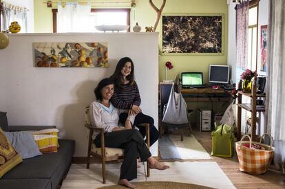 Vered, de 43 años, con su hija Alma, de 13 años, en su casa en el Kibbutz Hukuk cerca del Mar de Galilea, al norte de Israel. Vered consiguió un título de diseño a la edad de 27 años y en la actualidad lleva a cabo proyectos educativos de arte en las comunidades locales. Vered espera que su hija Alma encuentre una profesión que le traiga felicidad y satisfacción. Alma se graduará en secundaria en cinco años, a la edad de 18 años. A ella le gustaría trabajar en la industria del cine como directora, cámara, editora o actriz.