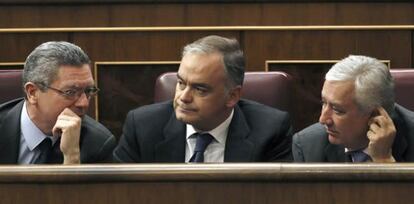 Alberto Ruiz-Gallardón, Esteban Gonzalez Pons y Javier Arenas en la primera jornada del debate de investidura