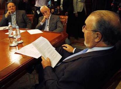 Miguel Martín, al fondo, escucha al ministro de Economía, Pedro Solbes, en un reciente encuentro.