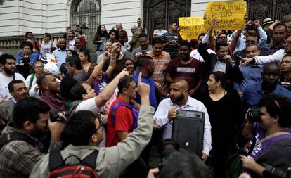 Apoiadores e críticos de Crivella protestam em frente à Câmara do Rio de Janeiro.