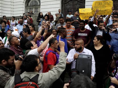 Apoiadores e críticos de Crivella protestam em frente à Câmara do Rio de Janeiro.