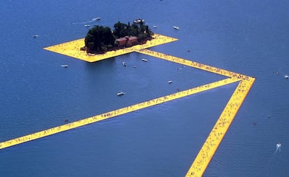 Los muelles flotantes, abiertos al público gratuitamente, se han construido con 220.000 cubos flotantes de polietileno de alta densidad cubiertos por 100.000 metros cuadrados de tela amarilla.