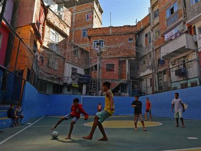 Niños jugando en una favela de Río de Janeiro la semana pasada.