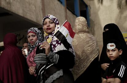 Mujeres esperan en línea para votar en un colegio electoral de Omraniyah (Egipto).