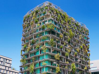 Fachadas con vegetación en un edificio de nueva construcción en el distrito 13 de París.
