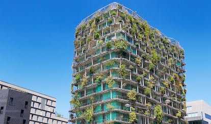 Fachadas con vegetación en un edificio de nueva construcción en el distrito 13 de París.