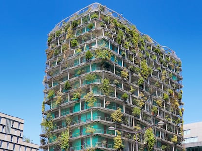 Fachadas con vegetación en un edificio de nueva construcción en el distrito 13 de París.