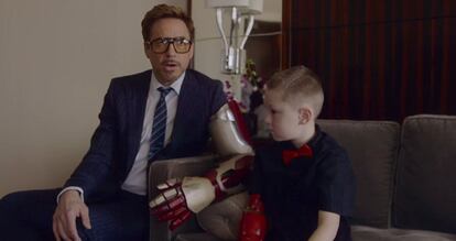 Robert Downey Jr., en su papel de Iron Man, entregó en 2015 un brazo biónico a Alex, un niño de 7 años al que le faltaba su extremidad derecha. El pequeño, además, era un gran fan de los superhéroes y cuando vio al actor en una habitación de hotel sabía perfectamente de quién se trataba; del ingeniero multimillonario Stark. 