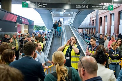 Un operario daba instrucciones en la estación de trenes de Atocha, el lunes.