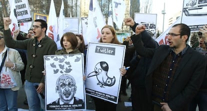 Jovens protestam nesta sexta-feira em Ancara contra o bloqueio do Governo ao Twitter.