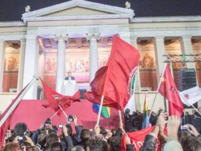 Alexis Tsipras celebra la victoria en la noche de ayer.