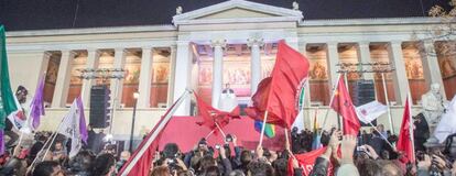 Alexis Tsipras celebra la victoria en la noche de ayer.