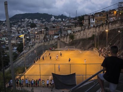 Um jogo de futebol no Brasil.