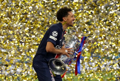 Marquinhos se prepara para levantar el trofeo de la UEFA Champions League tras la victoria de su equipo, consiguiendo primer título del Paris Saint-Germain en la historia del club