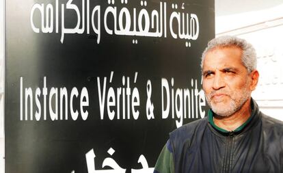 Bechir Jalfi, delante la sede de la Comisión de la Verdad, en Túnez.