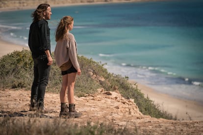 Tim Minchin y Milly Alcock, en 'Upright'.