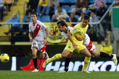 El jugador del Villarreal Javier Camuñas pelea por un balón en el partido contra el Rayo Vallecano, del que salió con una contusión.