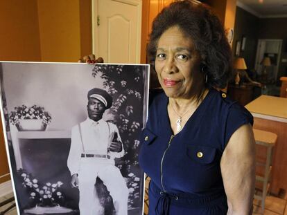 Josephine Bolling McCall posa con una foto de su padre Elmore Bolling, que murió linchado y cuya historia se cuenta en el museo de Montgomery