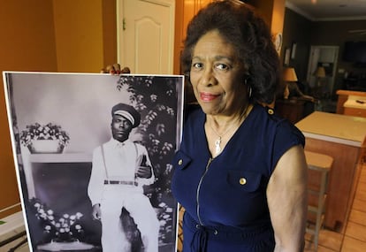 Josephine Bolling McCall posa con una foto de su padre Elmore Bolling, que murió linchado y cuya historia se cuenta en el museo de Montgomery