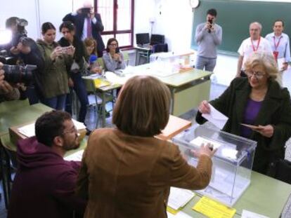 Errejón muestra su papeleta de Podemos