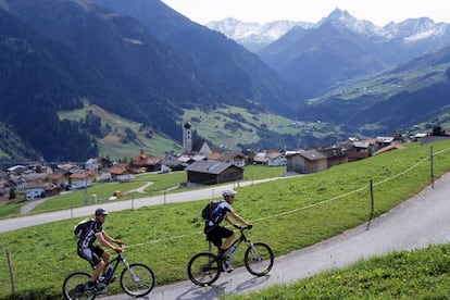 Lumbrein, situado en la región del Surselva, en los Grisones, ha sido fusionado con otros hasta crear la comuna de Lumnezia. En este pueblo se habla de forma casi exclusiva el romanche, una de las cuatro lenguas oficiales de Suiza.