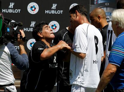 Maradona y Hierro, en un acto publicitario en 2016, en París.