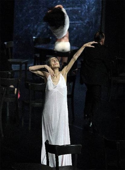 Pina Bausch bailando en Café Müller, en el Liceo.